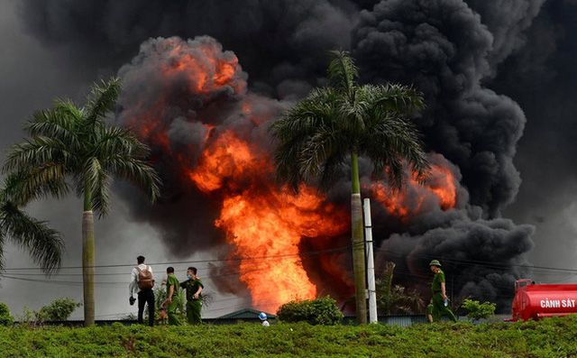 Cháy kho hóa chất ở Long Biên: Thùng phuy phát nổ bay cao cả chục mét 2