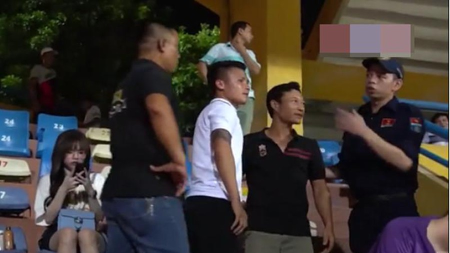 Quang Hải thuê vệ sĩ bảo vệ như sao hạng A khi ra sân xem bóng cùng tình mới 1