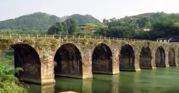 Khoảnh khắc cây cầu 480 tuổi ở Trung Quốc bị nước lũ đánh sập 1