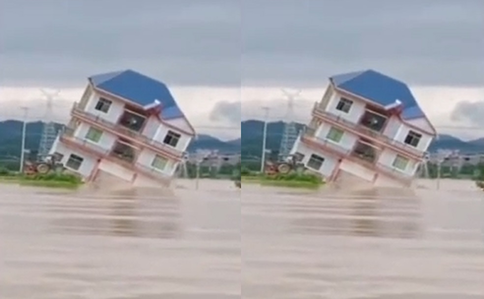 Căn nhà 3 tầng ở Trung Quốc bị mưa lũ kéo sập trong 10 giây 1