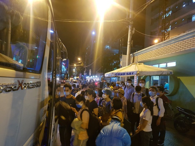 Hàng trăm cán bộ, nhân viên y tế Đà Nẵng được đưa đi cách ly ở khách sạn ven biển 1