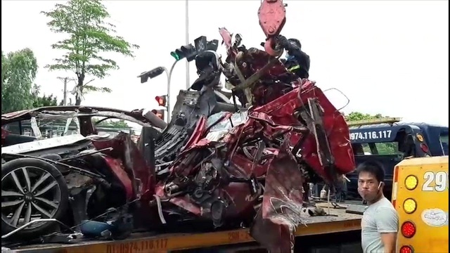 Xe container đè bẹp 'xế hộp' ở Hà Nội: Cặp vợ chồng cùng bạn đi lễ rằm về thì gặp nạn 3