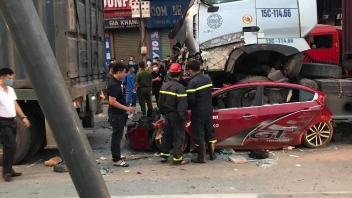 Xe container đè bẹp 'xế hộp' ở Hà Nội: Cặp vợ chồng cùng bạn đi lễ rằm về thì gặp nạn 2