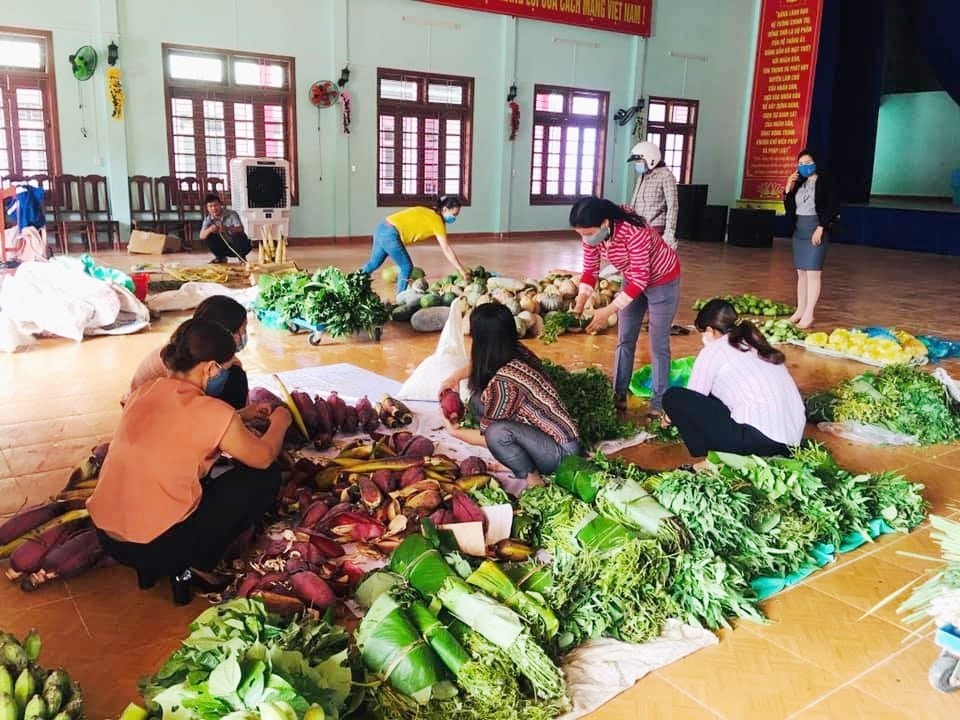 Người dân huyện nghèo mang đủ các loại quà quê gửi xuống Đà Nẵng gây xúc động 3