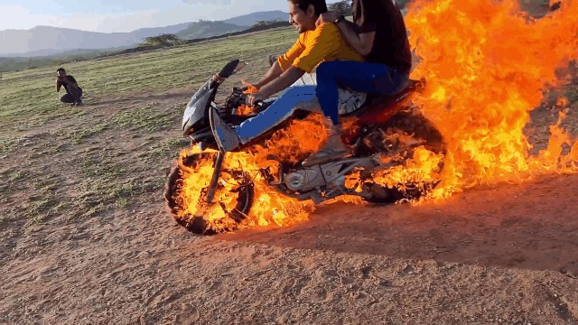 Học đòi mang mô tô ra đốt như phim hành động, Youtuber nhận cái kết khiến nhiều người thót tim 1