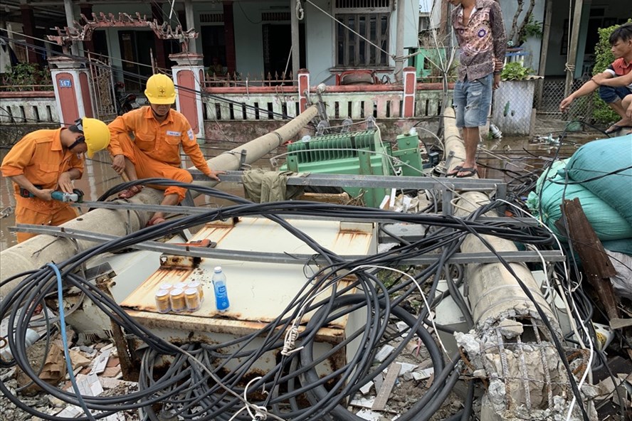  200 cột điện gãy, đổ dù 'đạt tiêu chuẩn': EVN Thừa Thiên Huế nói gì? 1