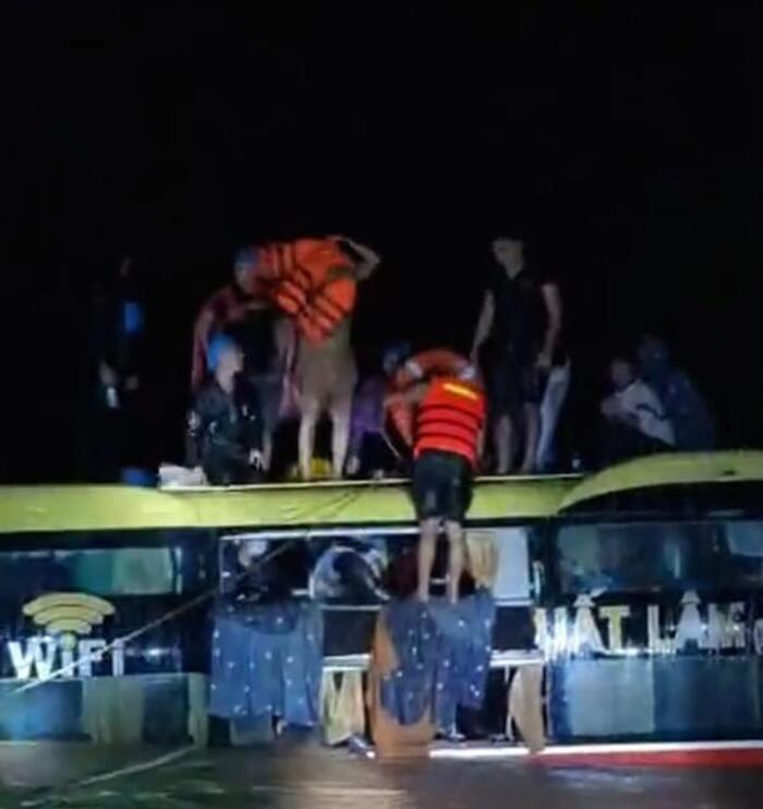 Xe khách bị lũ cuốn trong đêm ở Quảng Bình, 20 người leo lên tầng 2 kêu cứu 2
