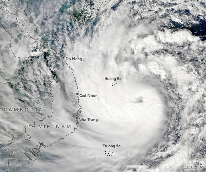 NASA công bố ảnh bão số 9 áp sát Việt Nam, chuyên gia cảnh báo lúc lặng gió, tuyệt đối không ra ngoài 1
