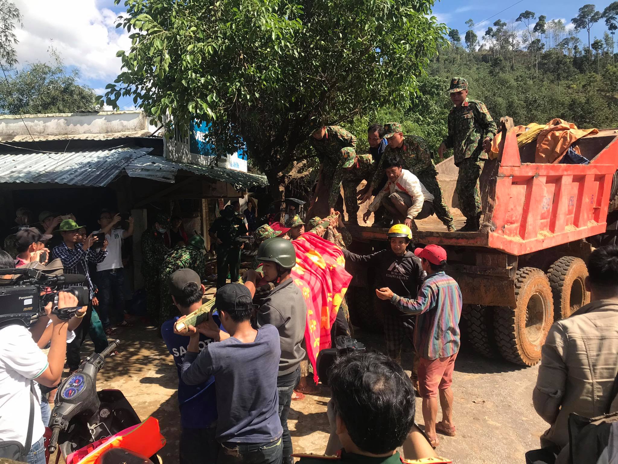 Sạt lở ở Quảng Nam: 33 người được đưa ra quốc lộ bằng võng, 200 công nhân thuỷ điện kêu cứu  2