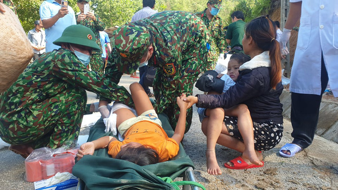 Sạt lở ở Quảng Nam: 33 người được đưa ra quốc lộ bằng võng, 200 công nhân thuỷ điện kêu cứu  1