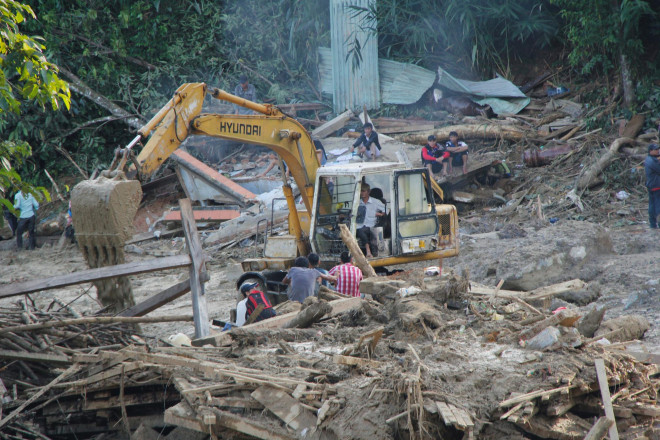 Sạt lở đất ở Quảng Nam: Tang thương những ngôi mộ đắp vội, nữ sinh mồ côi cả cha lẫn mẹ sau 1 đêm 3