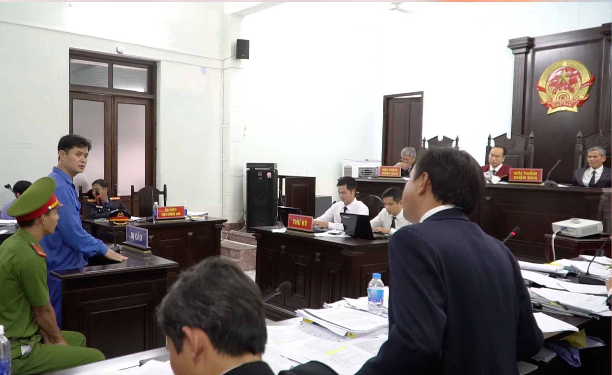 Vụ bác sỹ bị tố hiếp dâm nữ điều dưỡng: Luật sư đề nghị trả hồ sơ, điều tra lại 1