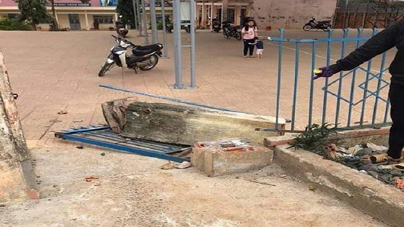 Trụ cột cổng trường không lõi sắt bất ngờ đổ sập, học sinh lớp 4 thiệt mạng 2