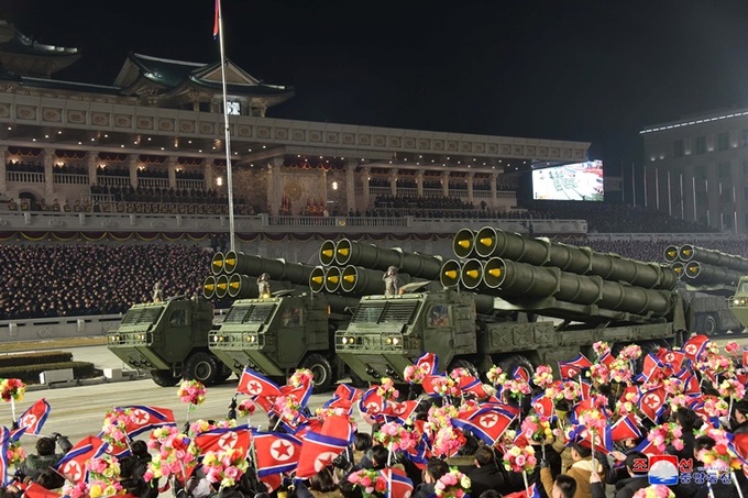 Lãnh đạo Kim Jong Un tươi cười khi Triều Tiên khoe 'vũ khí mạnh nhất thế giới' 3