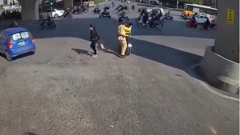 CSGT Hà Nội có hành động hiếm thấy khi tài xế ô tô bất tuân hiệu lệnh, bỏ chạy trên phố 1 CSGT Hà Nội có hành động hiếm thấy khi tài xế ô tô bất tuân hiệu lệnh, bỏ chạy trên phố 1