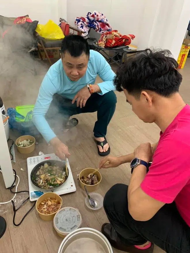 'Chị tế' Vân Dung chia sẻ hình ảnh bữa ăn 'đạm bạc' nhưng rất ấm áp của các Táo 4 'Chị tế' Vân Dung chia sẻ hình ảnh bữa ăn 'đạm bạc' nhưng rất ấm áp của các Táo 4