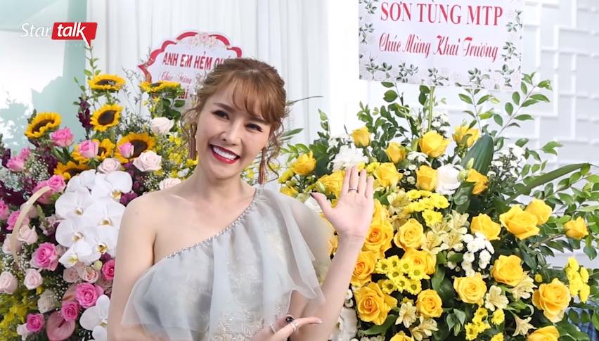 Tố Sơn Tùng sống bạc bẽo, Quế Vân bị bóc mẽ tự tặng hoa cho mình dưới mác 'sếp' để cho oai 3 Tố Sơn Tùng sống bạc bẽo, Quế Vân bị bóc mẽ tự tặng hoa cho mình dưới mác 'sếp' để cho oai 3