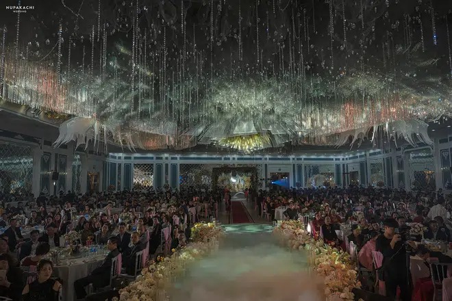 Bố cô dâu đầu tư hơn 30 tỷ để xây Sảnh Tình Yêu, tự tay thiết kế hôn lễ cho con gái 4 Bố cô dâu đầu tư hơn 30 tỷ để xây Sảnh Tình Yêu, tự tay thiết kế hôn lễ cho con gái 4
