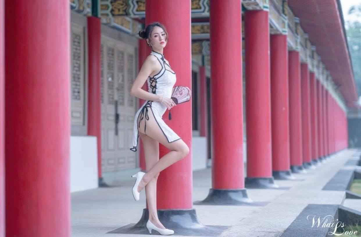 Diện sườn xám xẻ cao vút trong Tử Cấm Thành, nàng mẫu hot girl khiến dân tình 'nóng mắt' 3 Diện sườn xám xẻ cao vút trong Tử Cấm Thành, nàng mẫu hot girl khiến dân tình 'nóng mắt' 3