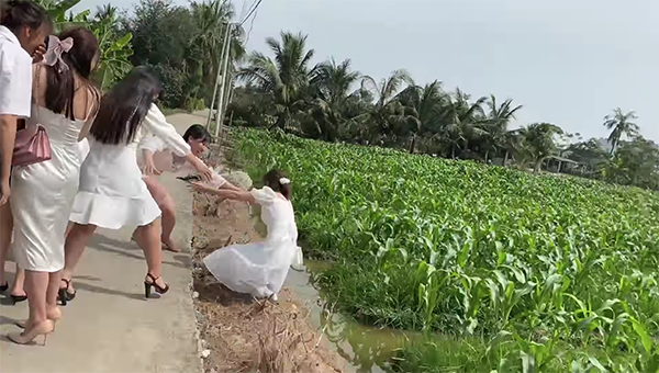 Quá nhiệt tình khi bắt hoa cưới, nhóm bạn thân cô dâu gặp cái kết 'dở khóc dở cười' 3 Quá nhiệt tình khi bắt hoa cưới, nhóm bạn thân cô dâu gặp cái kết 'dở khóc dở cười' 3