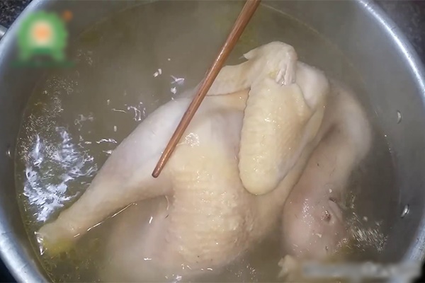 Bí quyết luộc gà vàng ươm, căng bóng cho mâm cỗ tiễn ông Công ông Táo 1 Bí quyết luộc gà vàng ươm, căng bóng cho mâm cỗ tiễn ông Công ông Táo 1