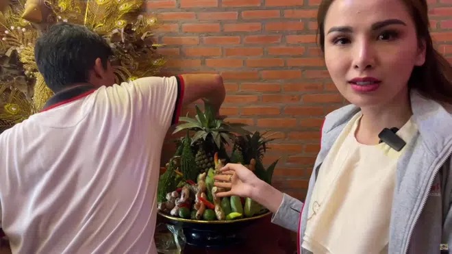 Hoài Linh hé lộ câu chuyện ly kỳ ở nhà thờ Tổ khiến hoa hậu Diễm Hương không khỏi ngạc nhiên 1 Hoài Linh hé lộ câu chuyện ly kỳ ở nhà thờ Tổ khiến hoa hậu Diễm Hương không khỏi ngạc nhiên 1