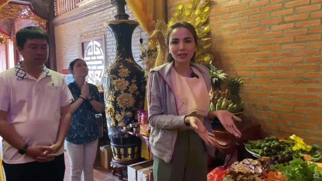 Hoài Linh hé lộ câu chuyện ly kỳ ở nhà thờ Tổ khiến hoa hậu Diễm Hương không khỏi ngạc nhiên 2 Hoài Linh hé lộ câu chuyện ly kỳ ở nhà thờ Tổ khiến hoa hậu Diễm Hương không khỏi ngạc nhiên 2