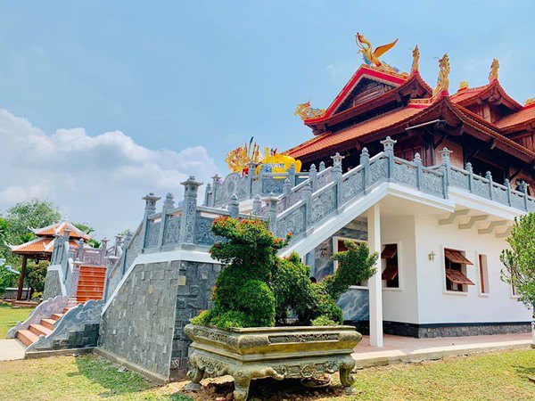 Hoài Linh hé lộ câu chuyện ly kỳ ở nhà thờ Tổ khiến hoa hậu Diễm Hương không khỏi ngạc nhiên 4 Hoài Linh hé lộ câu chuyện ly kỳ ở nhà thờ Tổ khiến hoa hậu Diễm Hương không khỏi ngạc nhiên 4