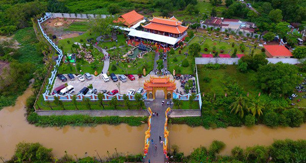 Hoài Linh hé lộ câu chuyện ly kỳ ở nhà thờ Tổ khiến hoa hậu Diễm Hương không khỏi ngạc nhiên 6 Hoài Linh hé lộ câu chuyện ly kỳ ở nhà thờ Tổ khiến hoa hậu Diễm Hương không khỏi ngạc nhiên 6