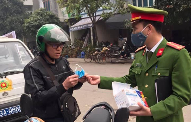 Hà Nội: 29 trường hợp không đeo khẩu trang nơi cộng cộng bị phạt gần 50 triệu đồng 1 Hà Nội: 29 trường hợp không đeo khẩu trang nơi cộng cộng bị phạt gần 50 triệu đồng 1