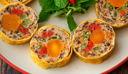 Hội gái đảm hướng dẫn làm giò hoa ngũ sắc đẹp mắt cúng mâm cỗ ngày Tết 4 Hội gái đảm hướng dẫn làm giò hoa ngũ sắc đẹp mắt cúng mâm cỗ ngày Tết 4