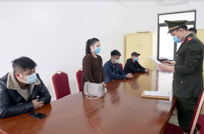 Thông chốt kiểm dịch Covid-19 đi xem mổ lợn, người đàn ông bị phạt 25 triệu đồng 2 Thông chốt kiểm dịch Covid-19 đi xem mổ lợn, người đàn ông bị phạt 25 triệu đồng 2