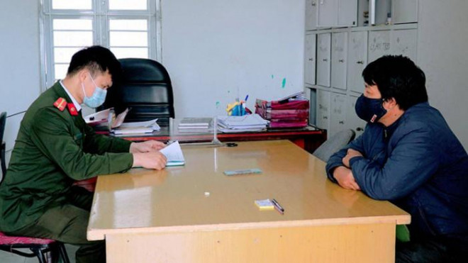 Thông chốt kiểm dịch Covid-19 đi xem mổ lợn, người đàn ông bị phạt 25 triệu đồng 1 Thông chốt kiểm dịch Covid-19 đi xem mổ lợn, người đàn ông bị phạt 25 triệu đồng 1