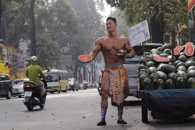 Profile của chàng 'Mai An Tiêm' 6 múi đứng bán dưa trên phố khiến nhiều người bất ngờ 5 Profile của chàng 'Mai An Tiêm' 6 múi đứng bán dưa trên phố khiến nhiều người bất ngờ 5