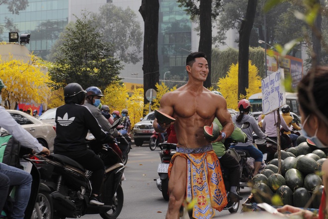Profile của chàng 'Mai An Tiêm' 6 múi đứng bán dưa trên phố khiến nhiều người bất ngờ 2 Profile của chàng 'Mai An Tiêm' 6 múi đứng bán dưa trên phố khiến nhiều người bất ngờ 2