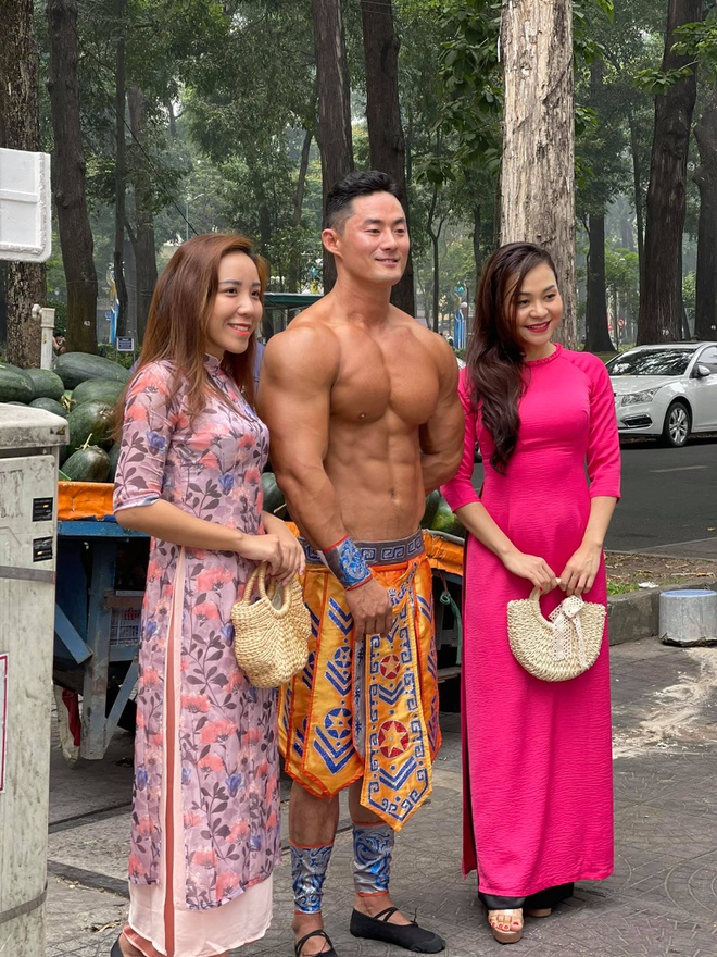 Profile của chàng 'Mai An Tiêm' 6 múi đứng bán dưa trên phố khiến nhiều người bất ngờ 6 Profile của chàng 'Mai An Tiêm' 6 múi đứng bán dưa trên phố khiến nhiều người bất ngờ 6