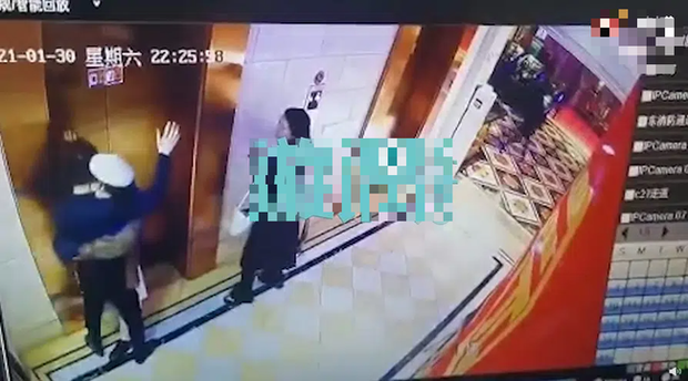 Bị gái lạ cưỡng hôn rồi biến mất khi chờ thang máy, nam thanh niên về nhà 'ốm tương tư' 1 Bị gái lạ cưỡng hôn rồi biến mất khi chờ thang máy, nam thanh niên về nhà 'ốm tương tư' 1