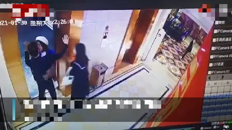 Bị gái lạ cưỡng hôn rồi biến mất khi chờ thang máy, nam thanh niên về nhà 'ốm tương tư' 2 Bị gái lạ cưỡng hôn rồi biến mất khi chờ thang máy, nam thanh niên về nhà 'ốm tương tư' 2