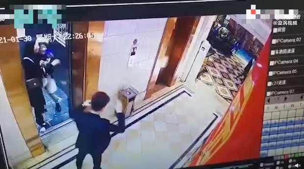 Bị gái lạ cưỡng hôn rồi biến mất khi chờ thang máy, nam thanh niên về nhà 'ốm tương tư' 3 Bị gái lạ cưỡng hôn rồi biến mất khi chờ thang máy, nam thanh niên về nhà 'ốm tương tư' 3