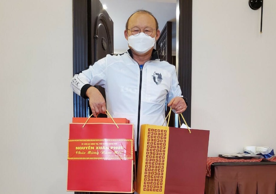 HLV Park Hang-seo nhận được quà Tết mang hương vị Việt từ Thủ tướng 1 HLV Park Hang-seo nhận được quà Tết mang hương vị Việt từ Thủ tướng 1