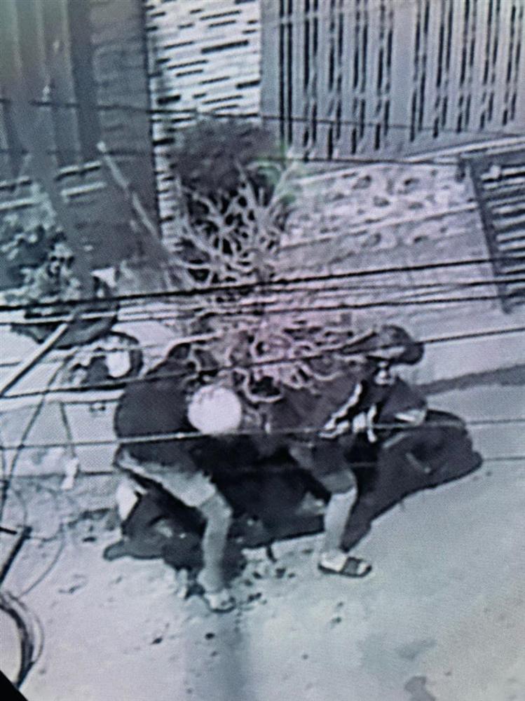 Cựu thành viên Mây Trắng 'giận tím người' khi bị trộm cuỗm mất cây mai gần 100 triệu sát ngày Tết 2 Cựu thành viên Mây Trắng 'giận tím người' khi bị trộm cuỗm mất cây mai gần 100 triệu sát ngày Tết 2