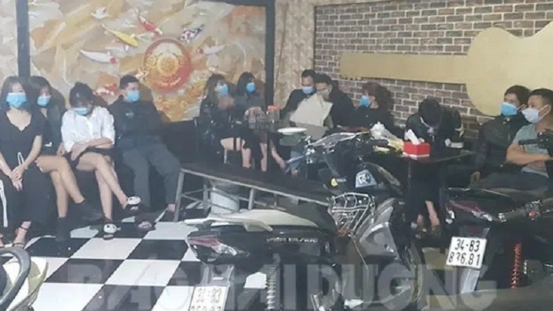 Hải Dương: Phát hiện 13 khách cùng 'tay vịn' hát chui trong quán karaoke 1 Hải Dương: Phát hiện 13 khách cùng 'tay vịn' hát chui trong quán karaoke 1