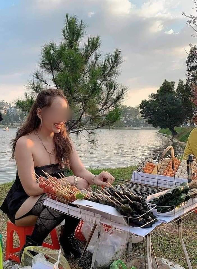 Gái xinh diện trang phục 'nhức mắt' khi đứng bán đồ ăn vặt ở hồ Than Thở, Đà Lạt 2 Gái xinh diện trang phục 'nhức mắt' khi đứng bán đồ ăn vặt ở hồ Than Thở, Đà Lạt 2