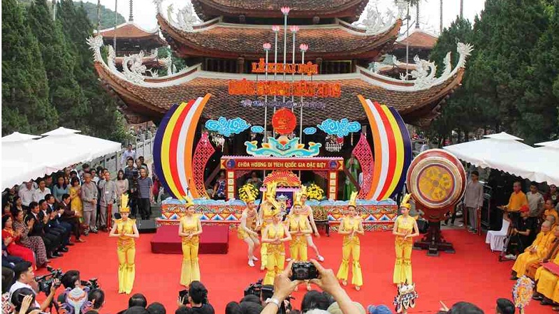 Nhóm 'cò mồi' dẫn khách chui vào chùa Hương với giá 2 triệu đồng 2 Nhóm 'cò mồi' dẫn khách chui vào chùa Hương với giá 2 triệu đồng 2