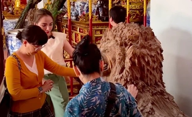Mới mùng 4 Tết mà Hoài Linh đã bần thần thông báo chuyện buồn ở nhà thờ Tổ 2 Mới mùng 4 Tết mà Hoài Linh đã bần thần thông báo chuyện buồn ở nhà thờ Tổ 2