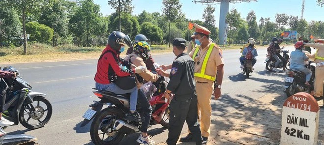 Hàng nghìn người dân được CSGT Đắk Nông 'chặn xe' để nhận lì xì 3