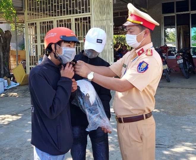 Hàng nghìn người dân được CSGT Đắk Nông 'chặn xe' để nhận lì xì 2