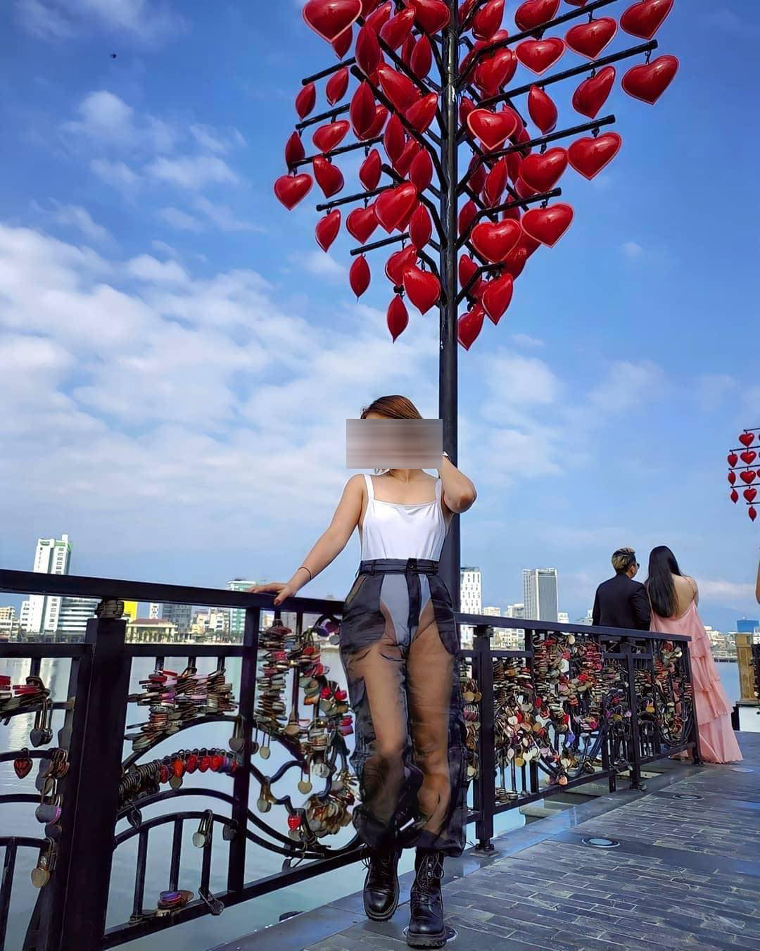 Người phụ nữ nghiện 'thả rông' đi muôn nơi lại tiếp tục thách thức dư luận với ảnh nóng mắt ngày 8/3 5 Người phụ nữ nghiện 'thả rông' đi muôn nơi lại tiếp tục thách thức dư luận với ảnh nóng mắt ngày 8/3 5