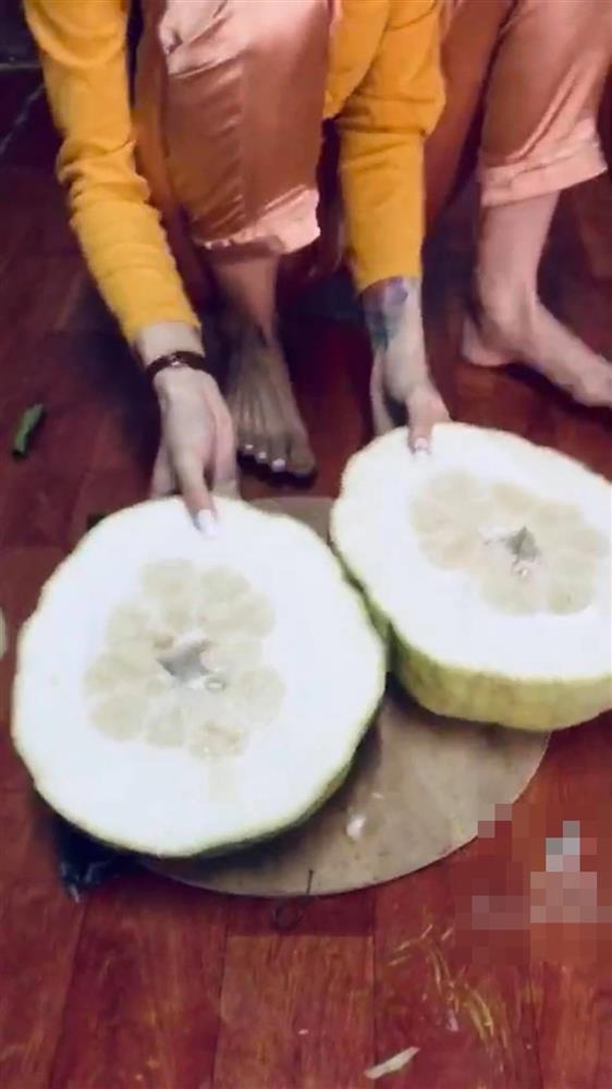 Hạ quả bưởi chưng Tết to bằng nồi cơm điện, cô gái ê chề vì tin lời người bán hàng 2 Hạ quả bưởi chưng Tết to bằng nồi cơm điện, cô gái ê chề vì tin lời người bán hàng 2