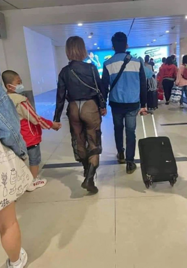 Danh tính bà mẹ mặc quần xuyên thấu lộ vòng 3 giữa sân bay khiến nhiều người ngã ngửa 1